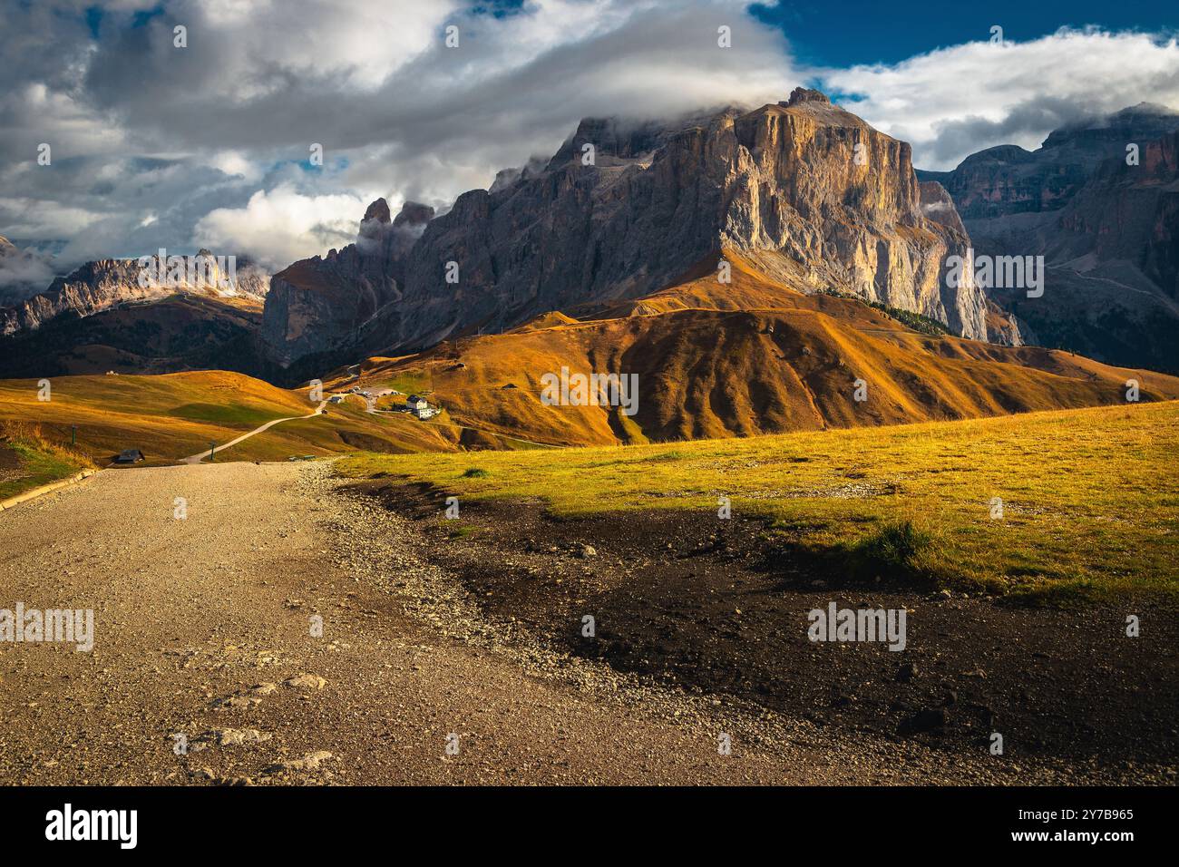 Ländliche Straße am Hang und fantastischer Bergkamm im Hintergrund, Sellagruppe, Dolomiten, Italien, Europa Stockfoto