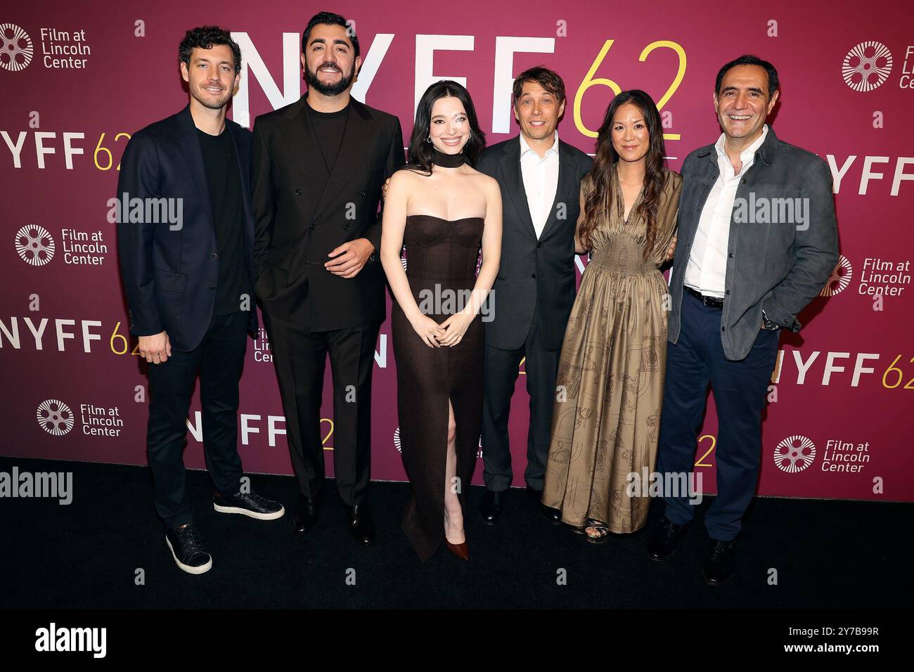 Alex Coco, Vache Tovmasyan, Mikey Madison, Sean Baker, Samantha Quan, Karren Karagulian bei der Ankunft für die 62. New York Film Festival's Red Carpet Premiere von ANORA, Alice Tully Hall im Lincoln Center, New York, NY, 28. September 2024. Foto: Manoli Figetakis/Everett Collection Stockfoto