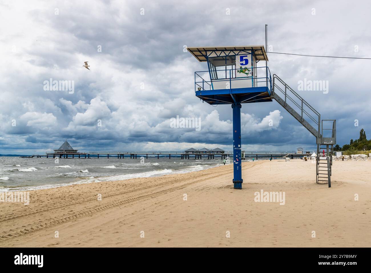 Ein ehemaliger Aussichtsturm der DDR-Grenztruppen dient heute als Strandwachturm. Kaiserbäder, Heringsdorf, Mecklenburg-Vorpommern, Deutschland Stockfoto