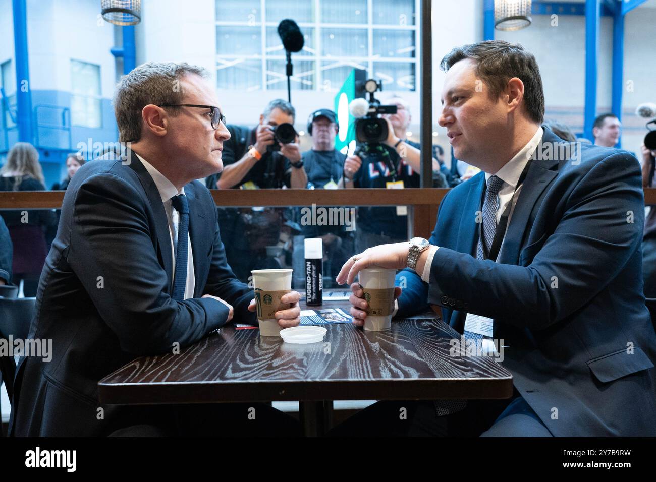 Tom Tugendhat mit Ben Houchen, Bürgermeister des Tees Valley, während der Konservativen Parteikonferenz im International Convention Centre in Birmingham. Bilddatum: Sonntag, 29. September 2024. Stockfoto