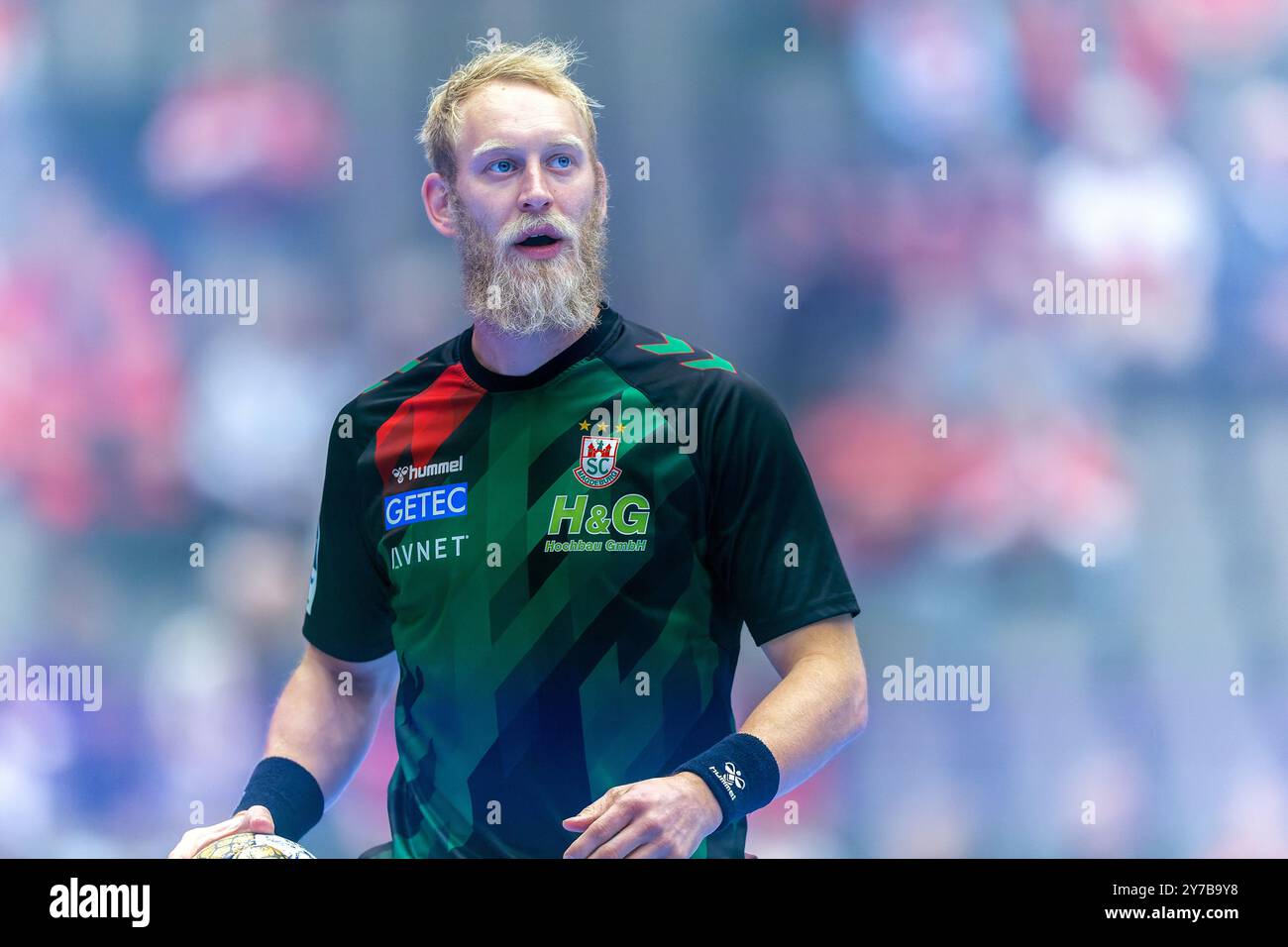 Aalborg, Dänemark. September 2024. Matthias Musche vom SC Magdeburg bereitet sich vor dem EHF Champions League-Qualifikationsspiel zwischen Aalborg Handball und SC Magdeburg in den Sparekassen Danmark Arena in Aalborg auf. Stockfoto