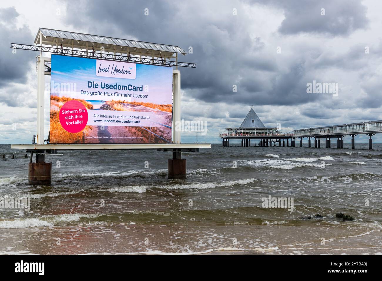 Selbstleuchtende Werbetafel vor dem Pier am Strand Heringsdorf. Kaiserbäder, Heringsdorf, Mecklenburg-Vorpommern, Deutschland Stockfoto