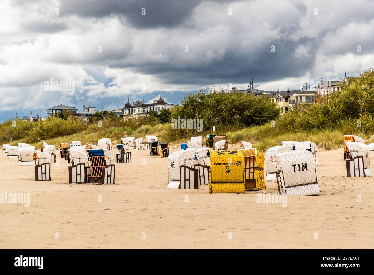 Liegestühle und Spa-Architektur am Strand Heringsdorf. Kaiserbäder, Heringsdorf, Mecklenburg-Vorpommern, Deutschland Stockfoto