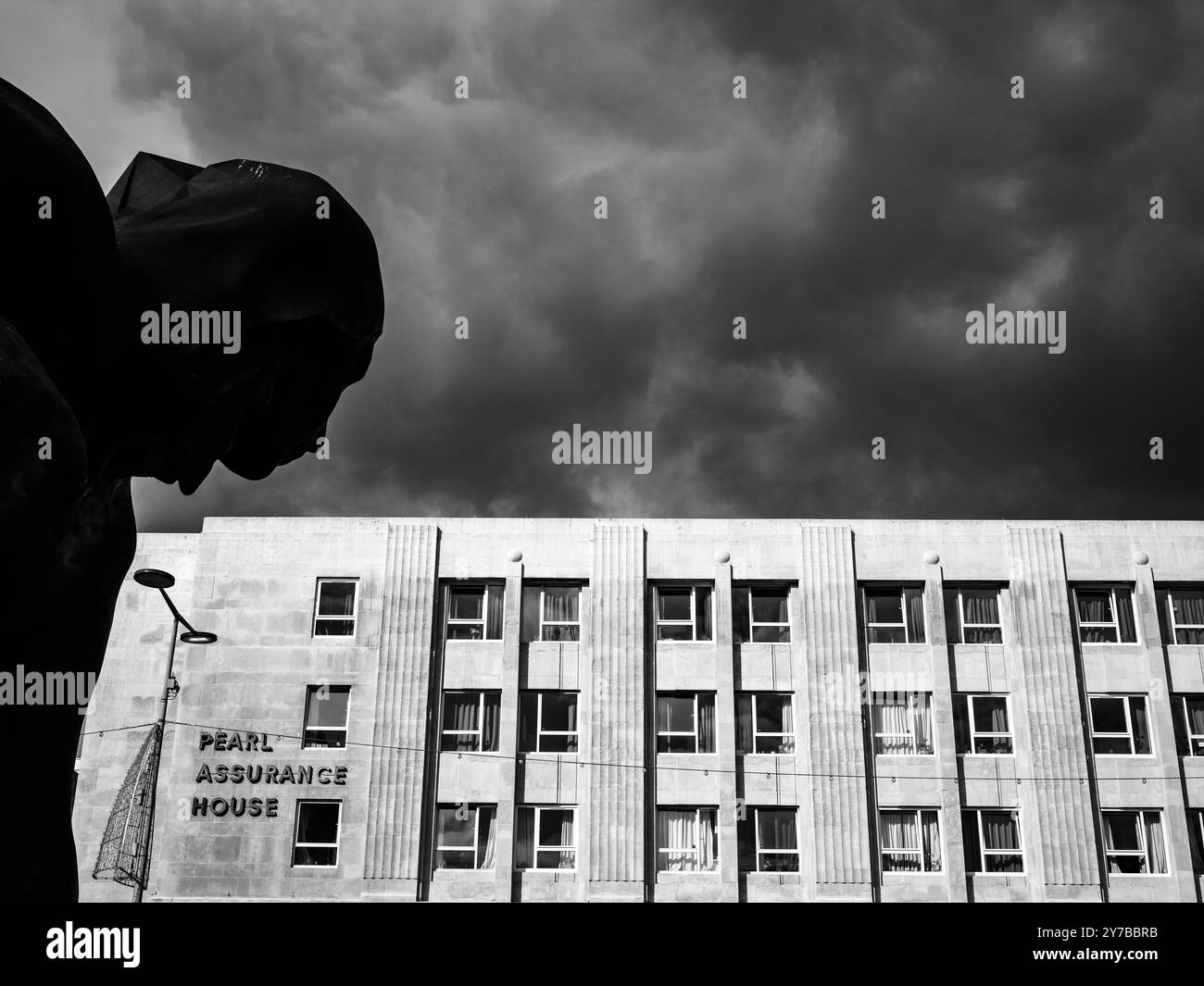 Pearl Assurance Gebäude mit Skulptur vorne dramatisch grauem Himmel dahinter Stockfoto