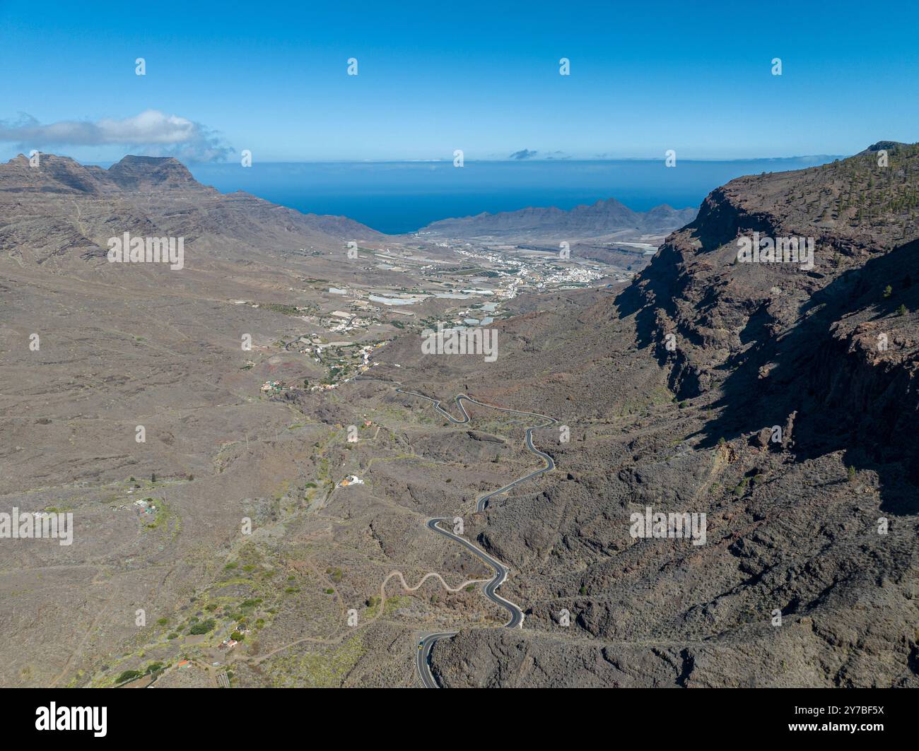 Luftaufnahme der gewundenen Straßen an der Westküste von Gran Canaria, der am wenigsten urbanisierten Küste. Provinz Mogan. Wüstenland. Spanien Stockfoto