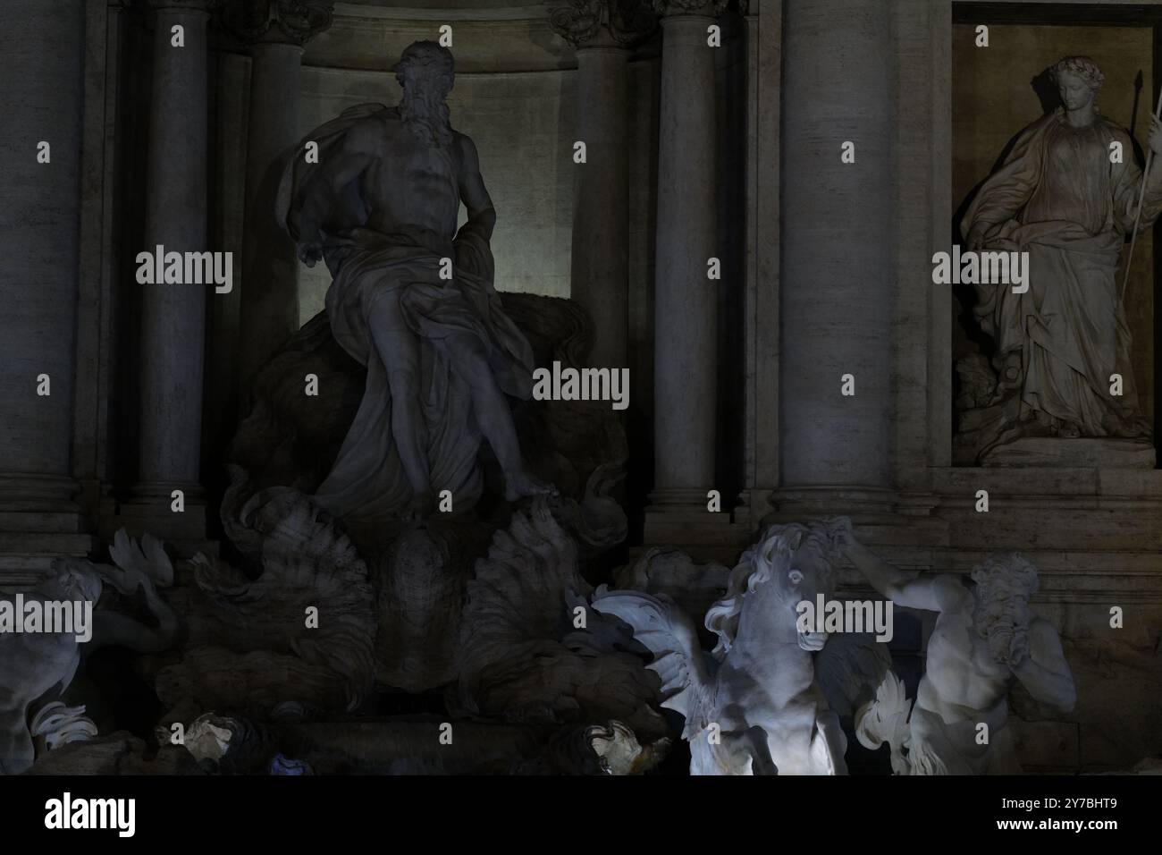 Roms weltberühmter Trevi-Brunnen, der sich am Punkt des Aqua Virgo befindet, einem alten Aquädukt in Rom. Mit Oceanus und 1732 erbaut. Stockfoto