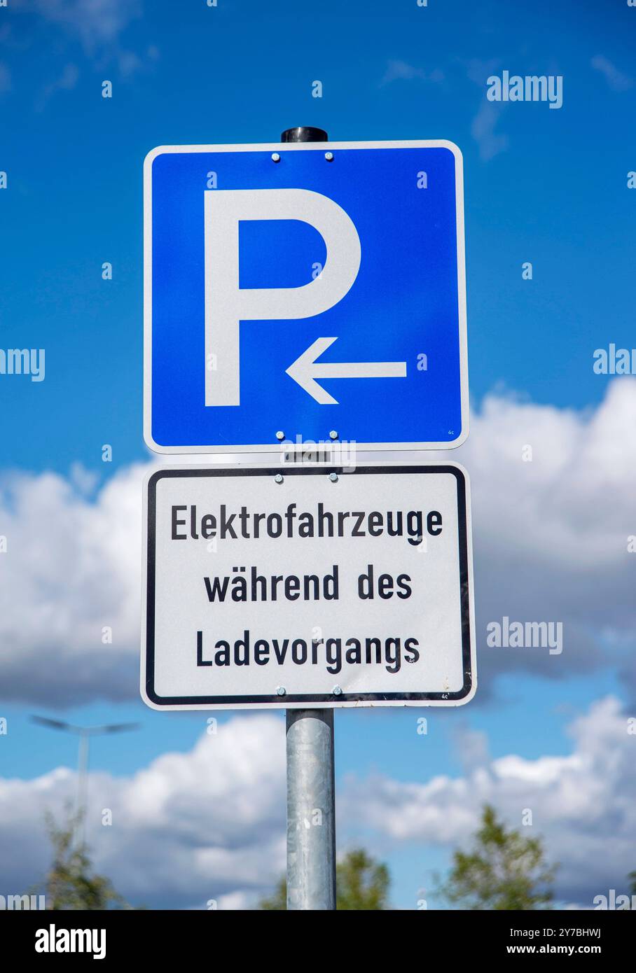 29 . 09 . 2024 , Brandenburg / Grünheide Landkreis oder - Spree : Tesla Gigafactory in Grünheide . Foto : Parkplatz für Elektroautos zum Aufladen . Schild : Elektrofahrzeuge während des Ladevorgangs . *** 29 09 2024 , Brandenburg Grünheide Landkreis oder Spree Tesla Gigafactory in Grünheide Foto Parkplatz für Elektroautos zum Aufladen Schild Elektrofahrzeuge während des Ladevorgangs Stockfoto