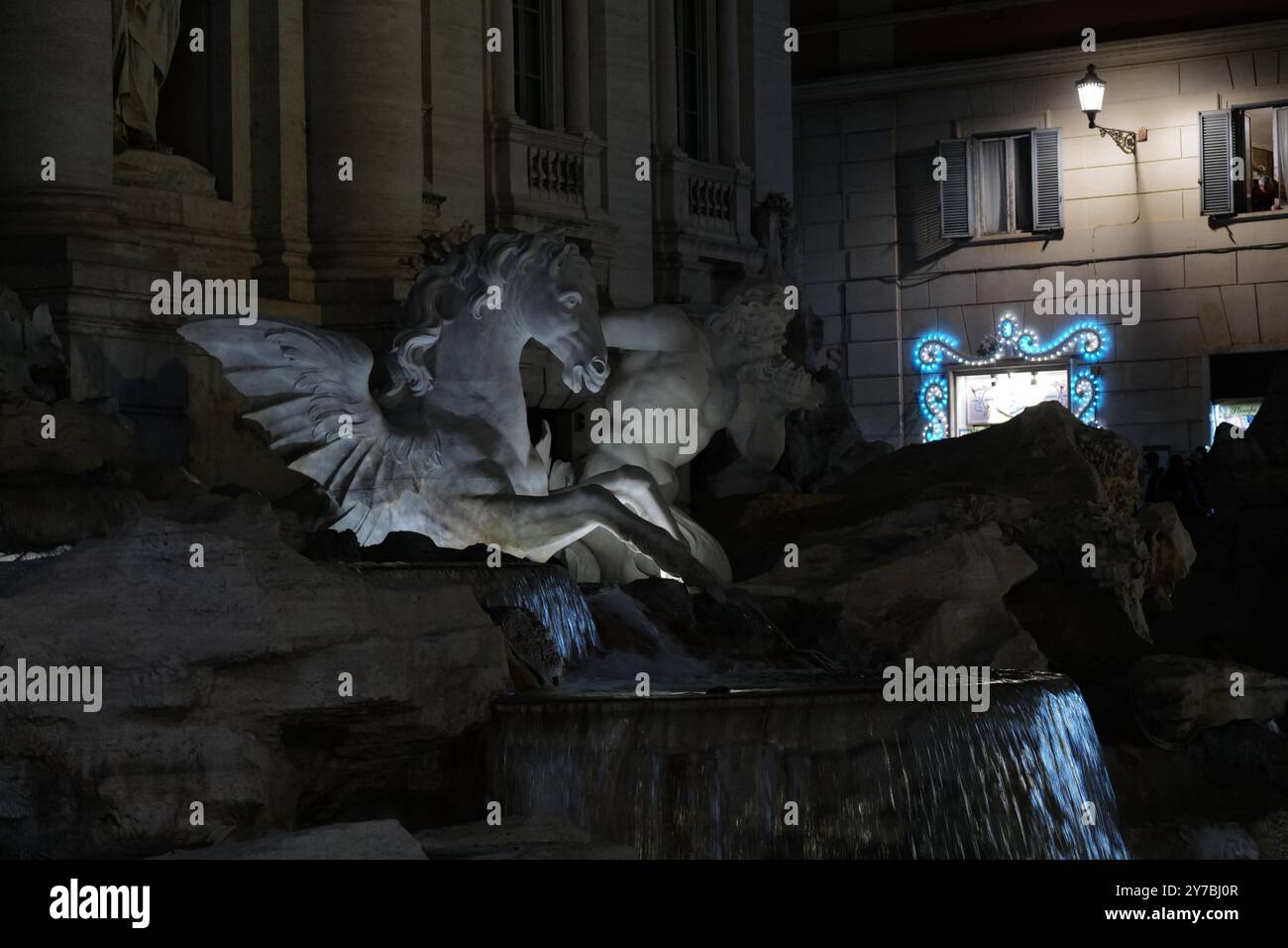 Roms weltberühmter Trevi-Brunnen, der sich am Punkt des Aqua Virgo befindet, einem alten Aquädukt in Rom. Mit Oceanus und 1732 erbaut. Stockfoto