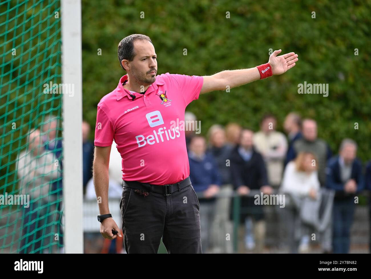 Brüssel, Belgien September 2024. Schiedsrichter Thimoty Hennes wurde während eines Hockeyspiels zwischen Royal Oree Hockey Club und Waterloo Ducks am Sonntag, den 29. September 2024 in Brüssel, am 4. Tag der belgischen Hockeymeisterschaft in der ersten Liga, dargestellt. BELGA FOTO JOHN THYS Credit: Belga News Agency/Alamy Live News Stockfoto