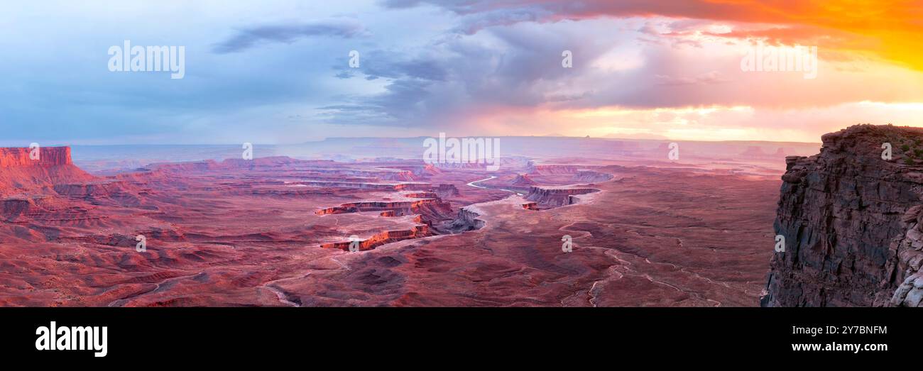 Der Green River Overlook auf der Insel im Himmel Mesa im Canyonlands National Park liegt auf einer Höhe von 6.000 Metern über dem Meeresspiegel. Stockfoto