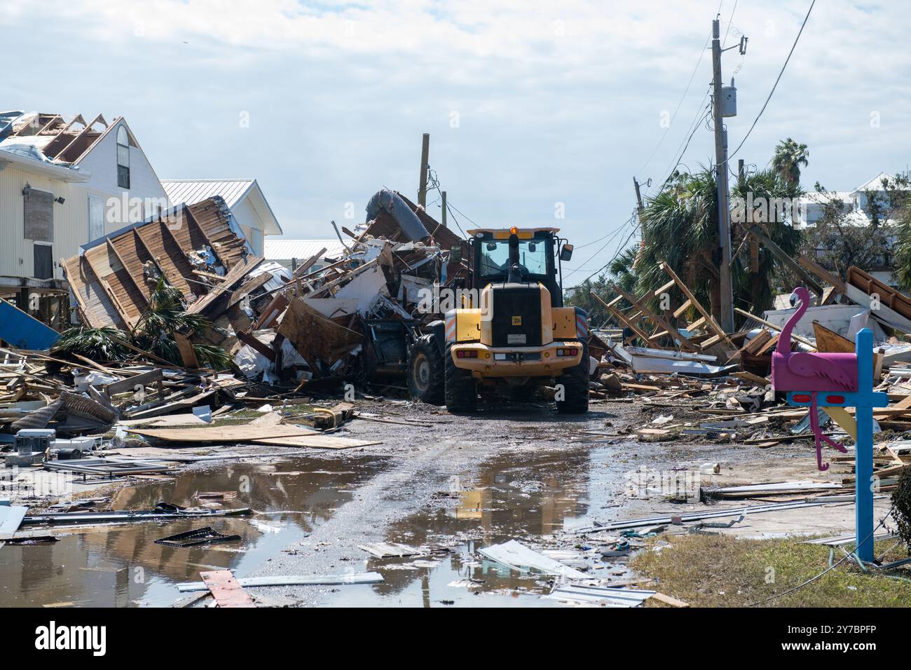 Keaton Beach, Usa. September 2024. Luftstreitkräfte der US Air Force verwenden schwere Ausrüstung, um nach dem Hurrikan Helene, 28. September 2024, in Keaton Beach, Florida, eine Straße durch Trümmer zu räumen. Keaton Beach erhielt die Hauptlast des massiven Sturms der Kategorie 4, der schätzungsweise 90 % der Häuser und Grundstücke zerstörte. Gutschrift: SSgt. Jacob Hancock/US Air Force/Alamy Live News Stockfoto