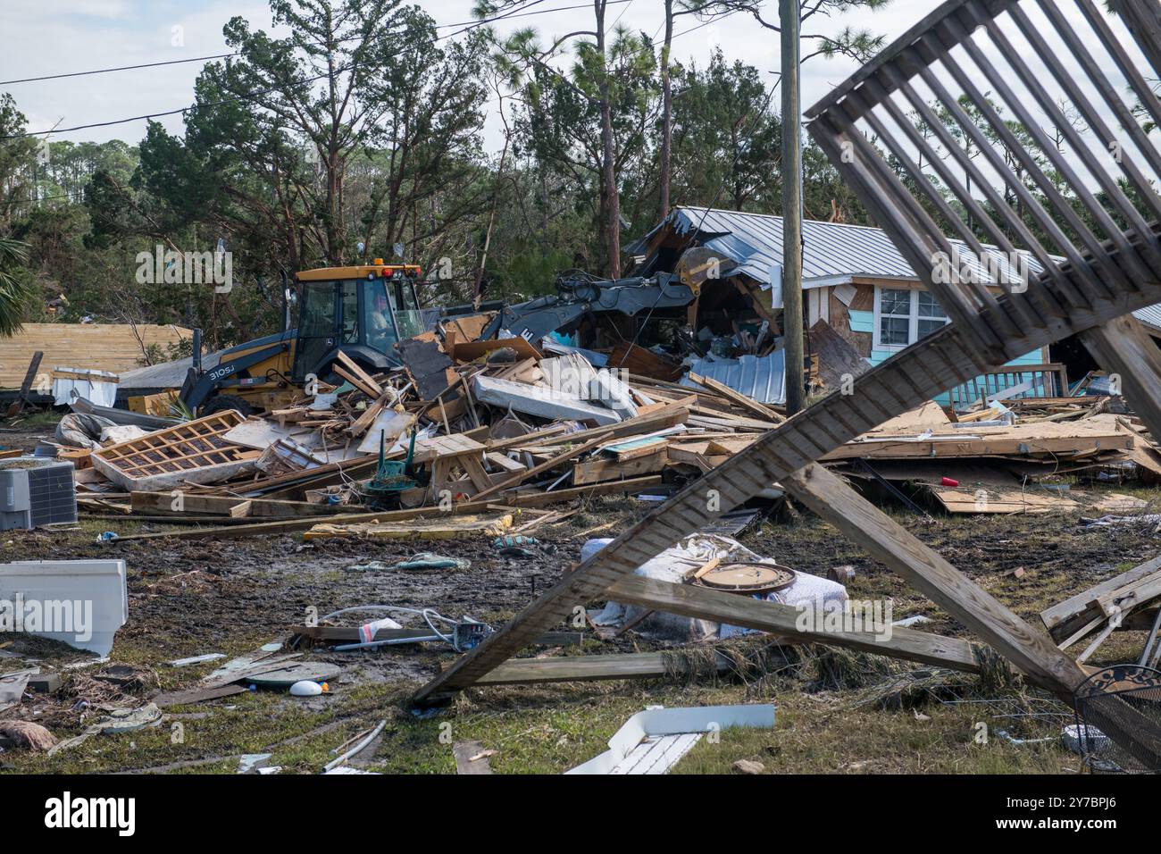 Keaton Beach, Usa. September 2024. Luftstreitkräfte der US Air Force verwenden schwere Ausrüstung, um eine Straße zu räumen und Trümmer nach dem Hurrikan Helene, 28. September 2024 in Keaton Beach, Florida, zu entfernen. Keaton Beach erhielt die Hauptlast des massiven Sturms der Kategorie 4, der schätzungsweise 90 % der Häuser und Grundstücke zerstörte. Gutschrift: SSgt. Jacob Hancock/US Air Force/Alamy Live News Stockfoto
