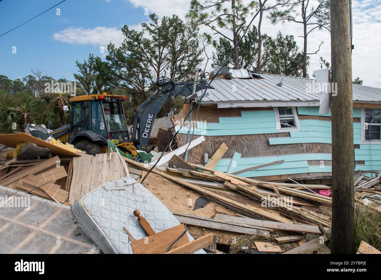 Keaton Beach, Usa. September 2024. Luftstreitkräfte der US Air Force verwenden schwere Ausrüstung, um eine Straße zu räumen und Trümmer nach dem Hurrikan Helene, 28. September 2024 in Keaton Beach, Florida, zu entfernen. Keaton Beach erhielt die Hauptlast des massiven Sturms der Kategorie 4, der schätzungsweise 90 % der Häuser und Grundstücke zerstörte. Gutschrift: SSgt. Jacob Hancock/US Air Force/Alamy Live News Stockfoto