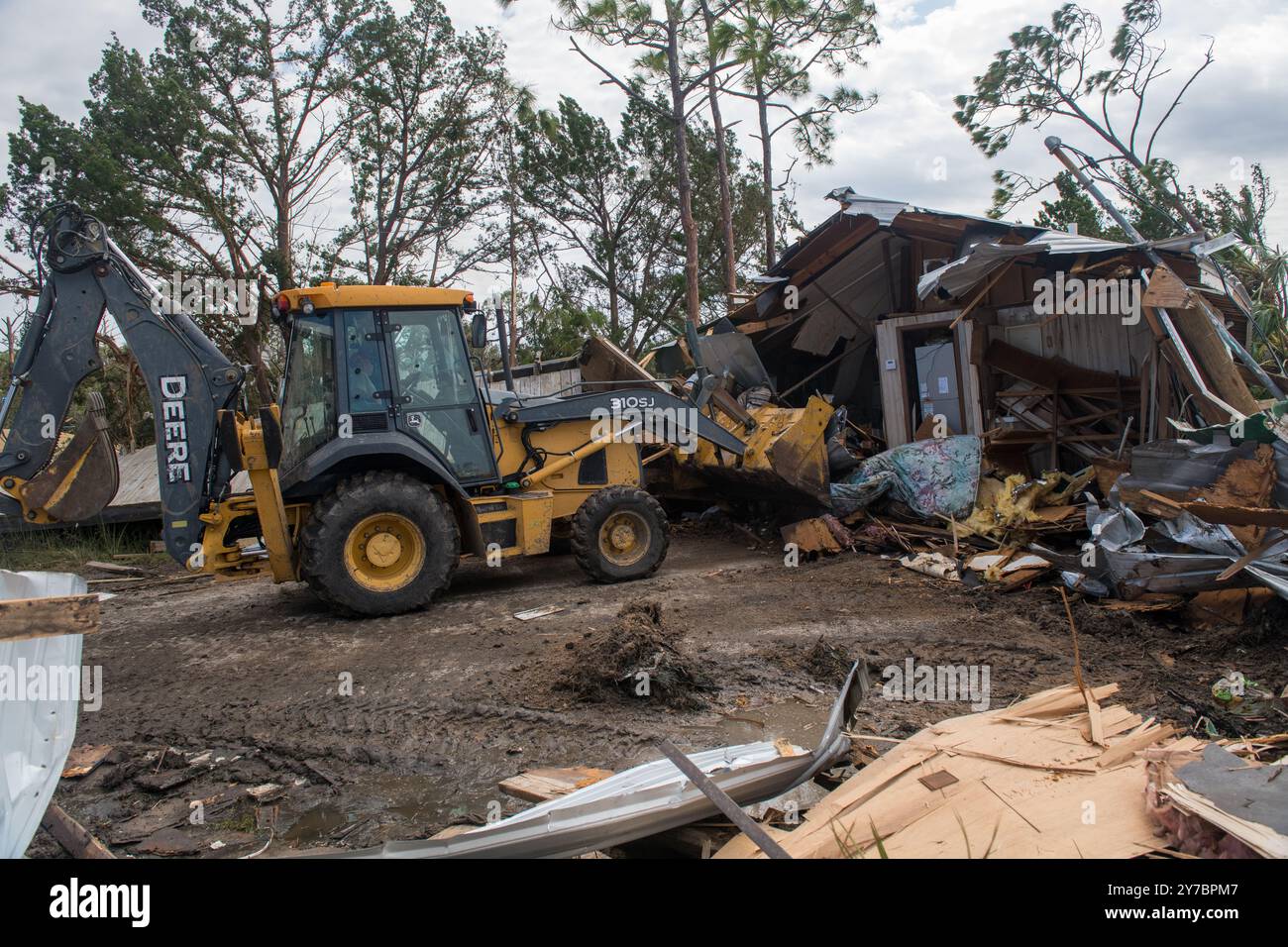 Keaton Beach, Usa. September 2024. Luftstreitkräfte der US Air Force verwenden schwere Ausrüstung, um eine Straße zu räumen und Trümmer nach dem Hurrikan Helene, 28. September 2024 in Keaton Beach, Florida, zu entfernen. Keaton Beach erhielt die Hauptlast des massiven Sturms der Kategorie 4, der schätzungsweise 90 % der Häuser und Grundstücke zerstörte. Gutschrift: SSgt. Jacob Hancock/US Air Force/Alamy Live News Stockfoto