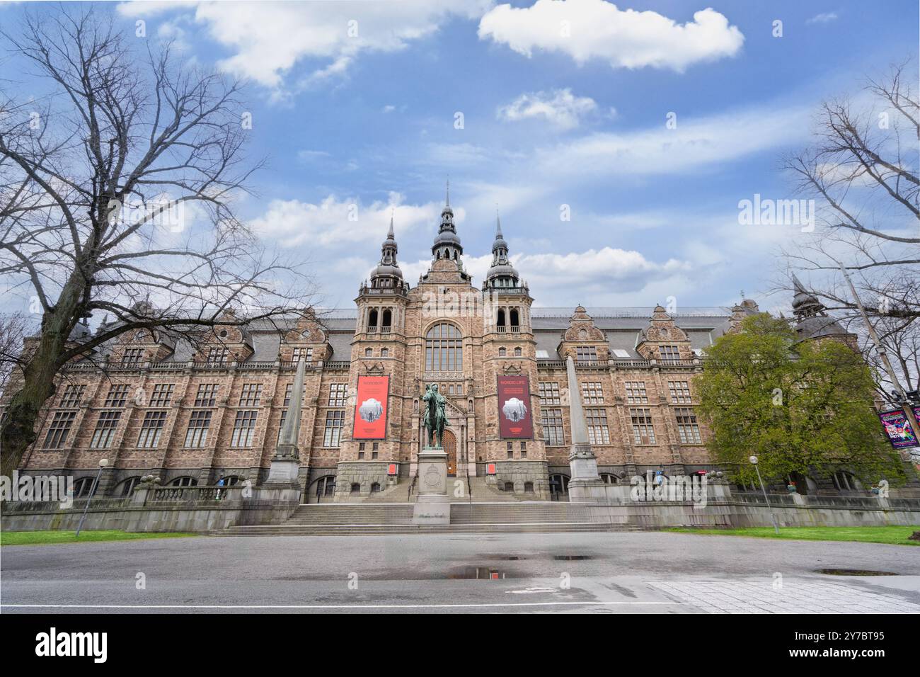 Stockholm, Schweden - 9. Mai 2024: Das majestätische Nordische Museum, Schwedens größtes kulturelles und historisches Museum, thront unter blauem Himmel. Ein majestätischer Eque Stockfoto