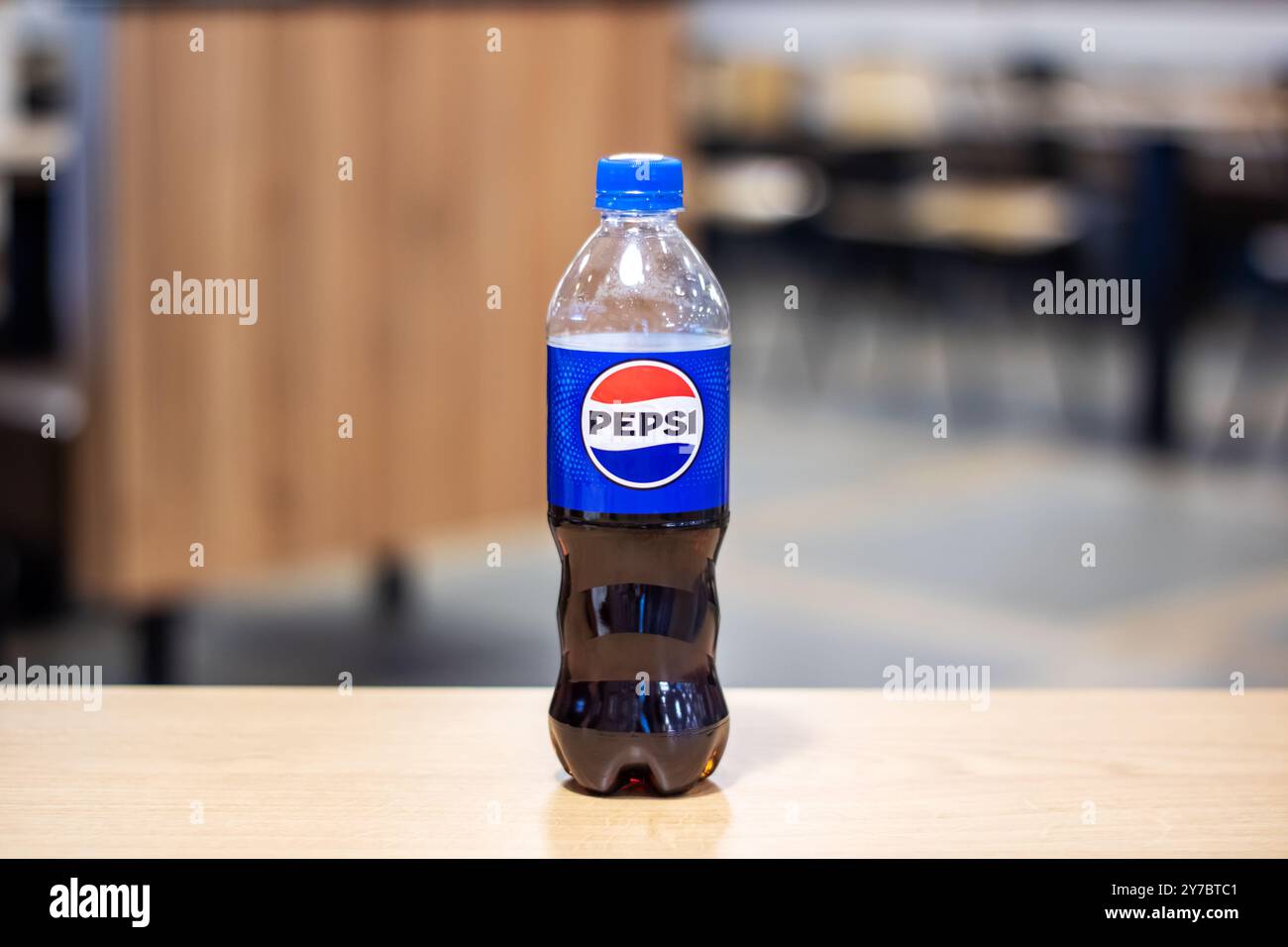 Weißrussland, Minsk - 18. juli 2024: Eine erfrischende Flasche Pepsi liegt auf einem stabilen Holztisch und lädt alle in der Nähe ein, seine spritzige Süße und V zu genießen Stockfoto