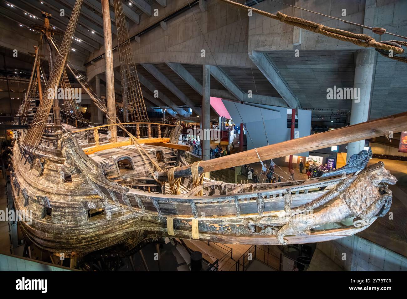 Stockholm, Schweden - 9. Mai 2024: Das Vasa-Schiff zeigt über 98% Originalität mit detaillierten Schnitzereien. Stockfoto