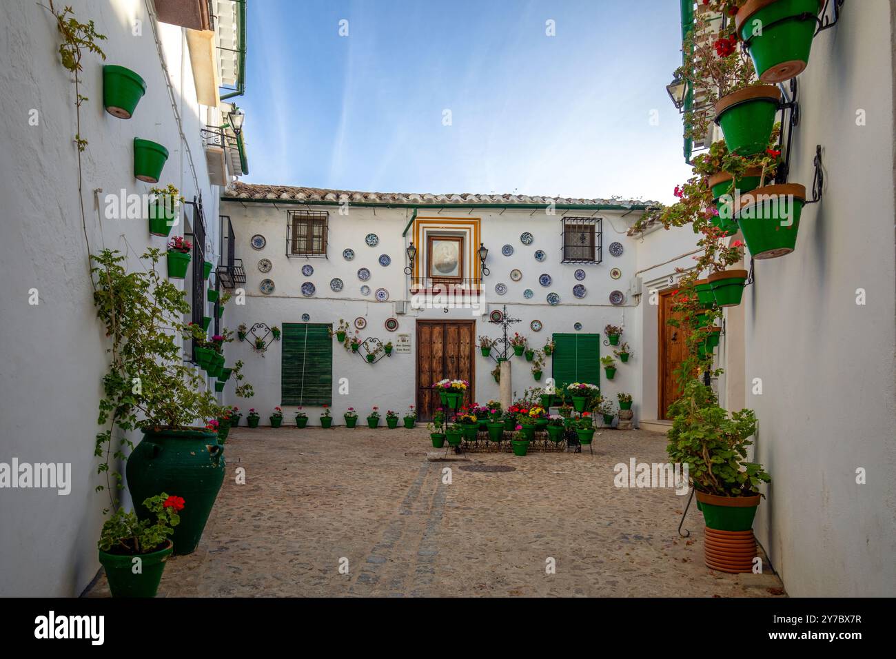 Plaza de San Antonio im historischen Zentrum von Priego de Córdoba, Cordoba, Andalusien, Spanien, typischer Cordoba-Platz mit Kreuz in der Mitte und Farbe Stockfoto