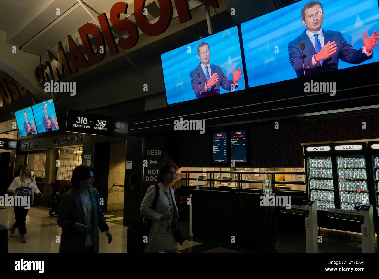 CHICAGO, Illinois – 21. August 2024: Der Verkehrsminister Pete Buttigieg erscheint während einer Kongressrede auf Videoleinwänden des United Center. Stockfoto