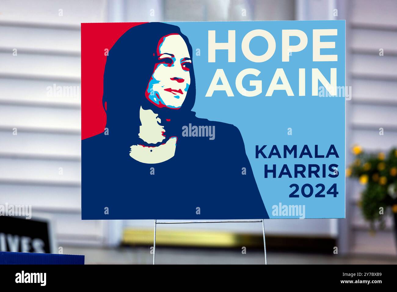 Ein Schild für das Jahr der Präsidentschaftswahlen 2024 für den Demokraten Kamala Harris. Das Design erinnert an Shepard Faireys Barack Obama „Hope“ po aus dem Jahr 2008 Stockfoto