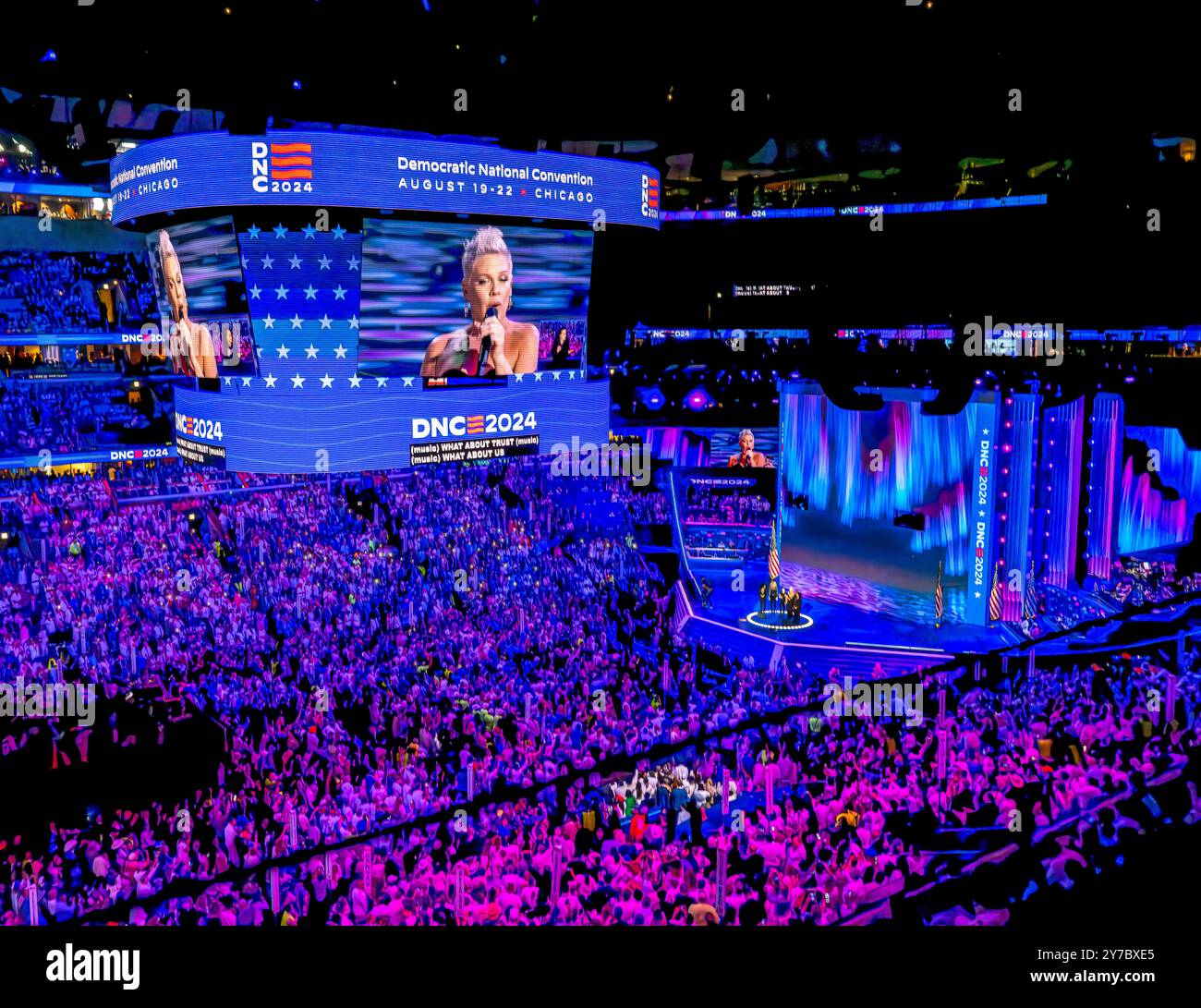 CHICAGO, Illinois – 22. August 2024: Singer-Songwriter P! NK tritt auf der Democratic National Convention 2024 im United Center in Chicago auf. Stockfoto