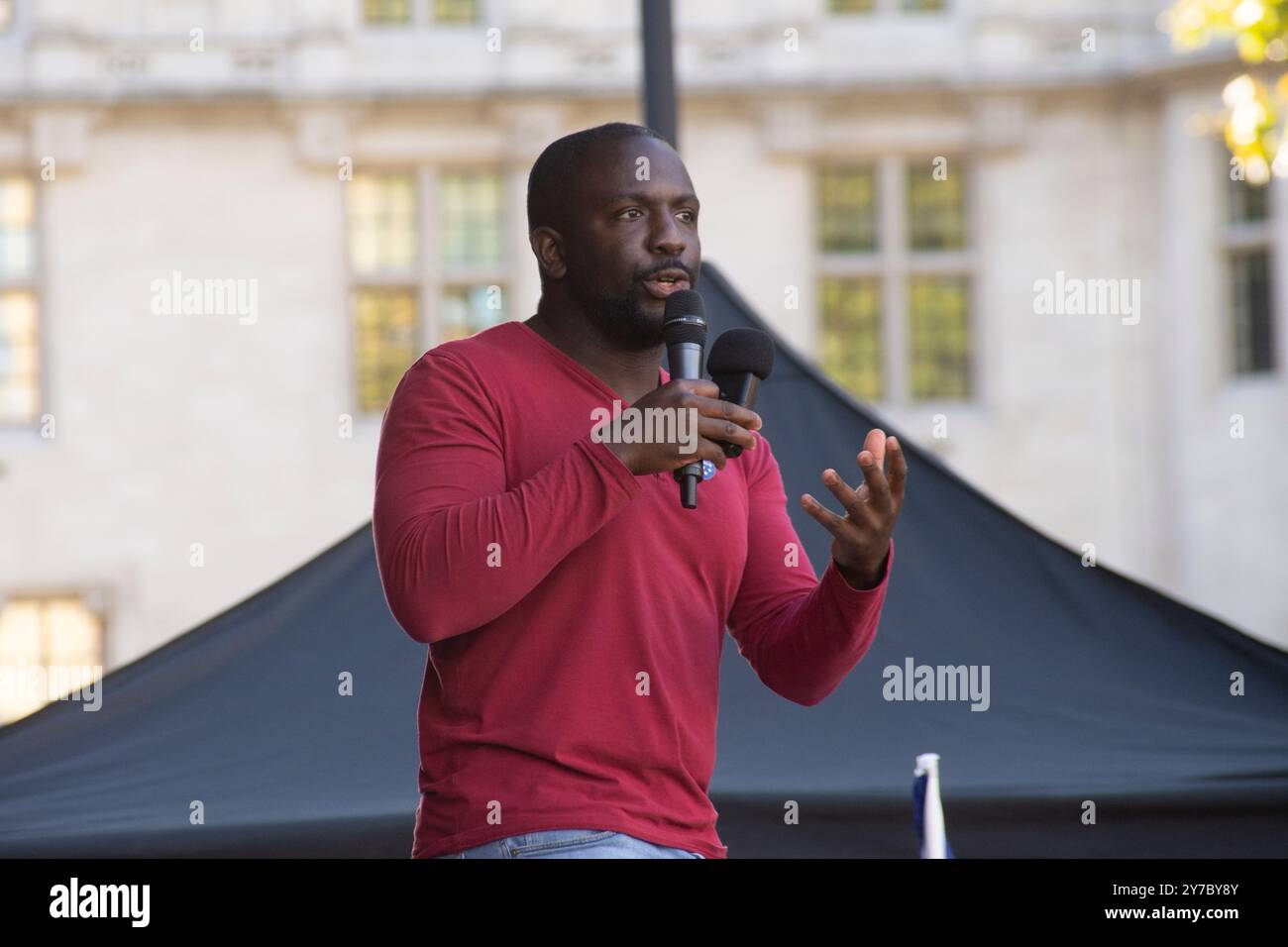 London, Großbritannien - 28. September 2024 - Femi Oluwole (F Politics - Political Kommentator) spricht auf dem Parliament Square beim dritten National Rejoin March, der vom Hyde Park zum Parliament Square in London führte. Schätzungsweise 15.000 Menschen haben diesen märz besucht, der den Wiedereintritt des Vereinigten Königreichs in die Europäische Union unterstützt. Stockfoto