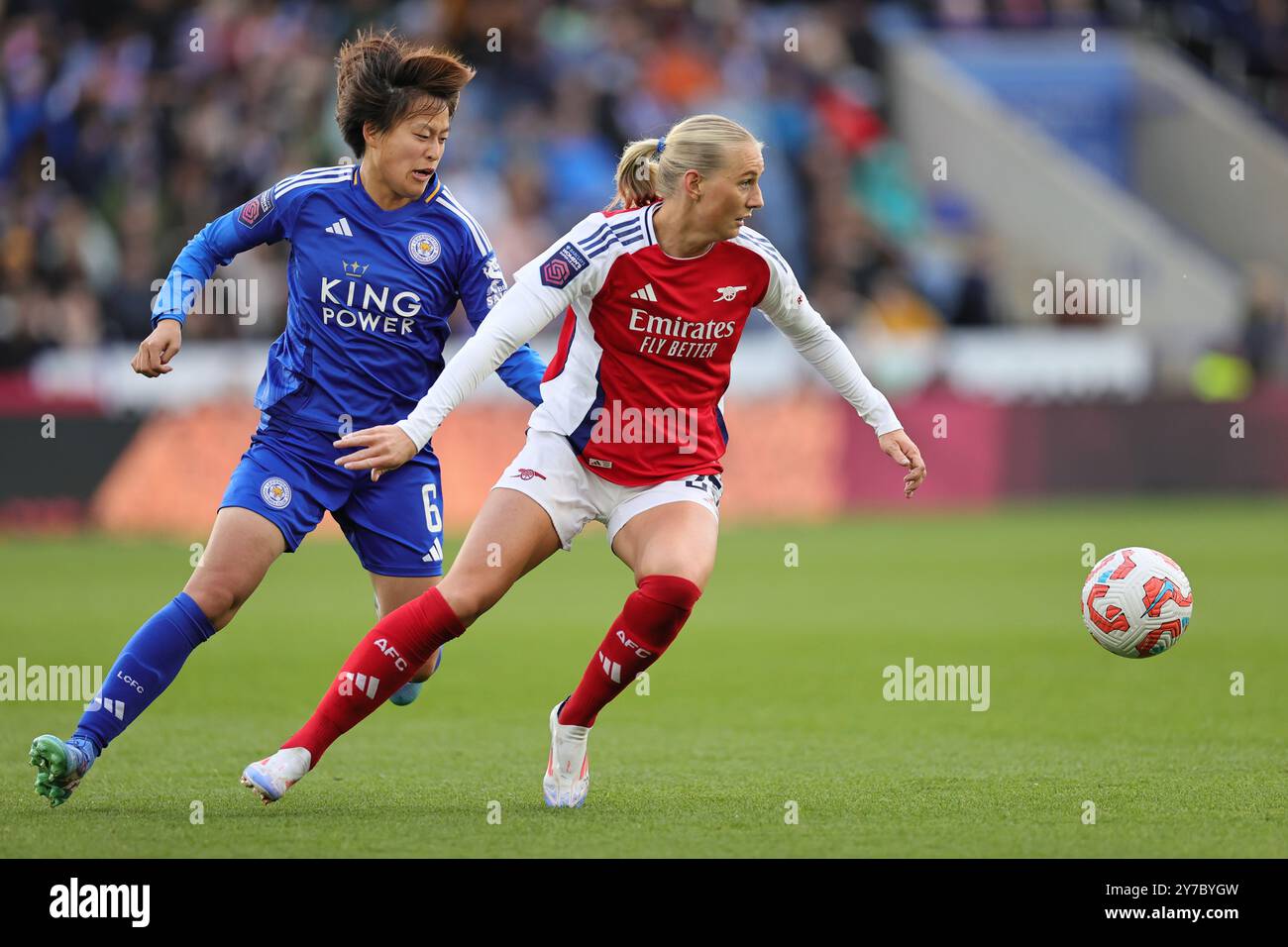 LEICESTER, GROSSBRITANNIEN, 29. SEPTEMBER 2024. Stina Blackstenius aus Arsenal und Saori Takarada aus Leicester City kämpfen um den Ball während des Barclays FA Womens Super League Fußballspiels zwischen Leicester City und Arsenal im King Power Stadium in Leicester, England. (Quelle: James Holyoak / Alamy Live News) Stockfoto