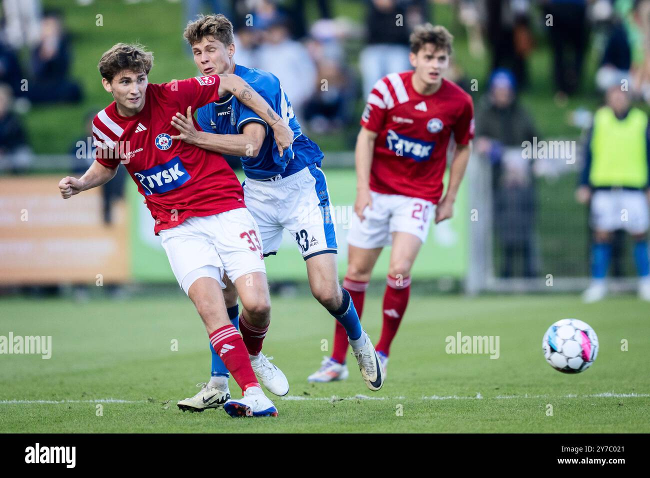 Kopenhagen, Dänemark. September 2024. Silkeborg’s Mads freundlich im Duell mit Lyngby’s Casper Winther während des Super-League-Spiels zwischen Lyngby Boldklub und Silkeborg IF im Lyngby Stadium am Sonntag, den 29. September 2024. (Foto: Thomas Traasdahl/Ritzau Scanpix) Credit: Ritzau/Alamy Live News Stockfoto