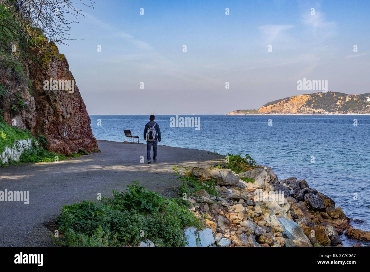 Naturweg ein friedlicher Spaziergang entlang der Küste in Burgazada ıstanbul, türkei Stockfoto