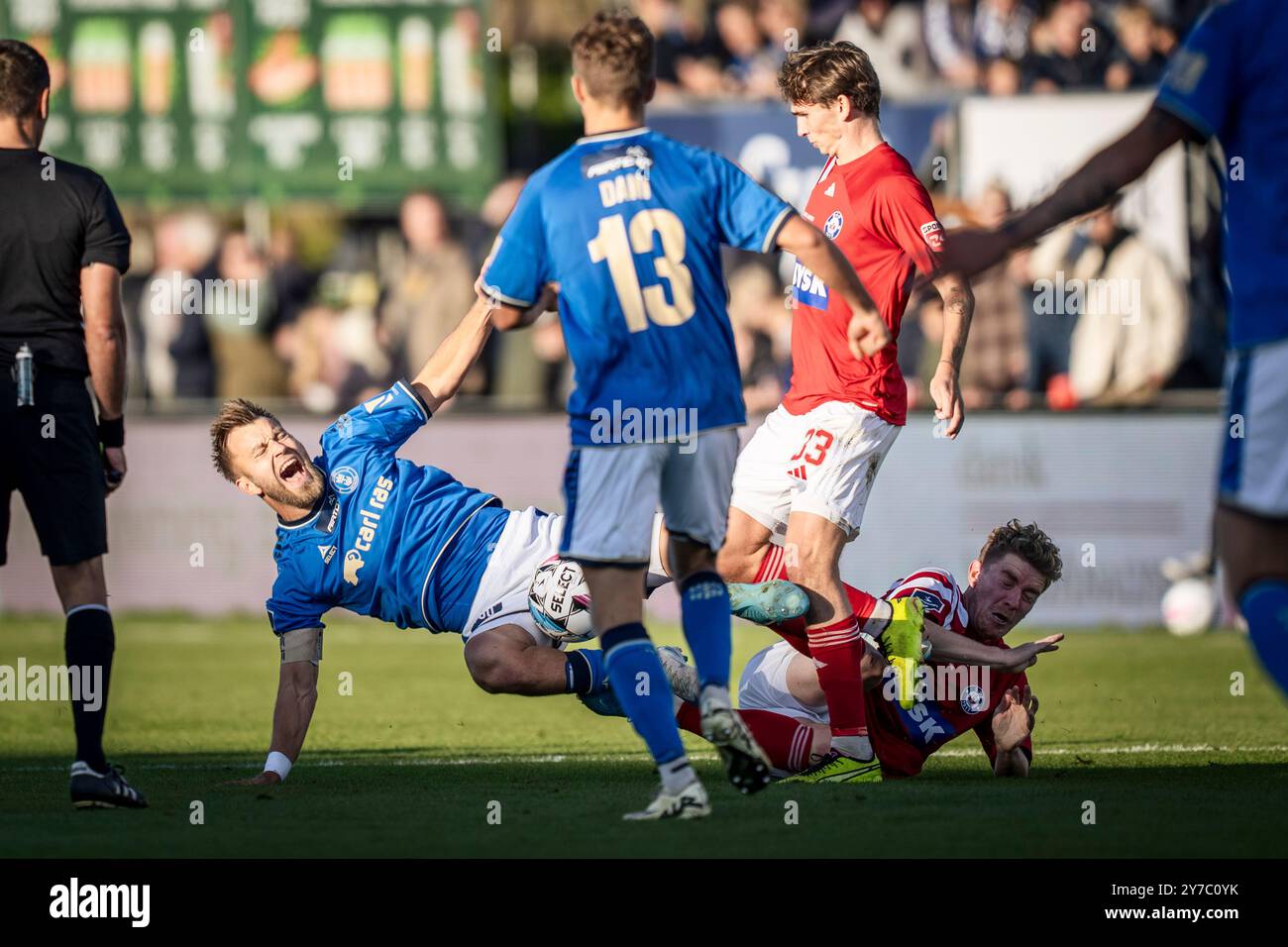 Kopenhagen, Dänemark. September 2024. Lyngby’s Frederik Gytkjaer in einem Duell mit Silkeborg’s Andreas Poulsen während des Super-League-Spiels zwischen Lyngby Boldklub und Silkeborg IF im Lyngby Stadium am Sonntag, den 29. September 2024. (Foto: Thomas Traasdahl/Ritzau Scanpix) Credit: Ritzau/Alamy Live News Stockfoto