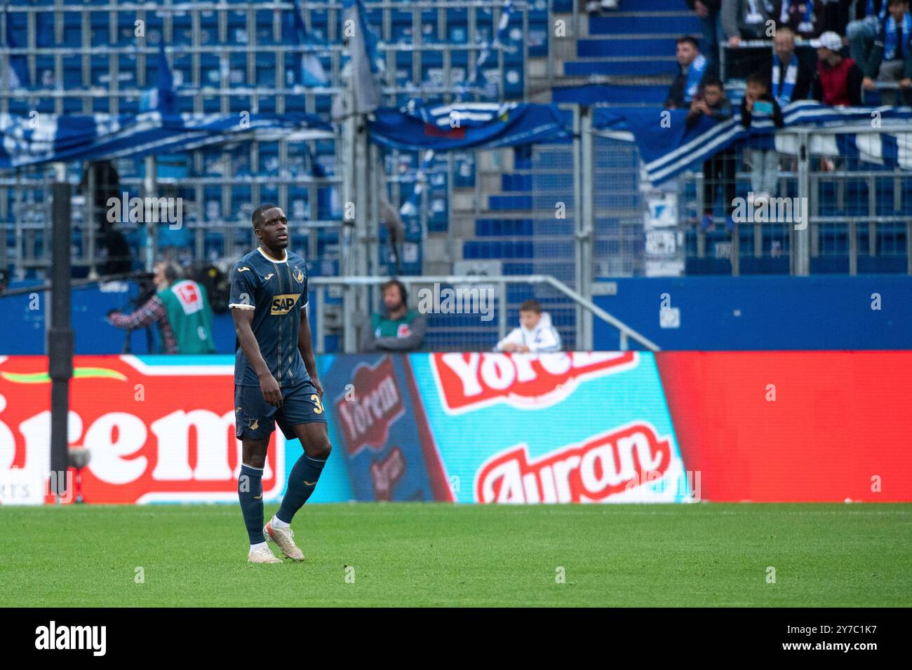 Stanley Nsoki (TSG Hoffenheim, #34) geht enttaeuscht nach roter Karte vom Platz, dahinter leere Tribuene ohne Fans/Ultras, GER, TSG 1899 Hoffenheim (TSG) vs. SV Werder Bremen (SVW), Fussball Bundesliga, 5. Spieltag, Saison 2024/2025, 29.09.2024 DFB/DFL-Vorschriften verbieten jede Verwendung von Fotografien als Bildsequenzen und/oder Quasi-Video Foto: Eibner-Pressefoto/Michael Memmler Stockfoto