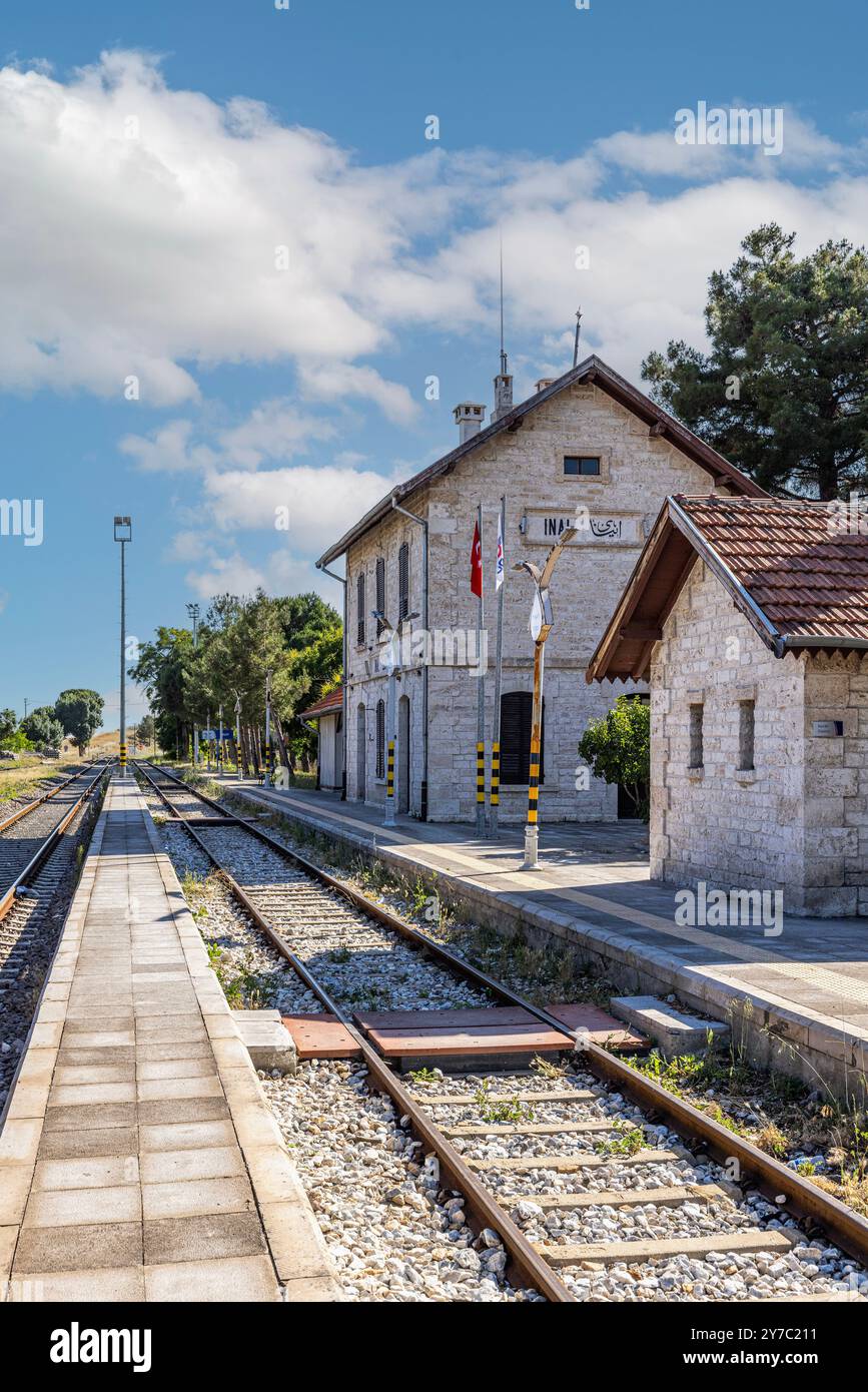 Usak, Türkei 1. Juli 2023; der historische Bahnhof İnay, erbaut 1897, dient auch heute noch den Zugfahrern. Bahnhof Inay, Stockfoto