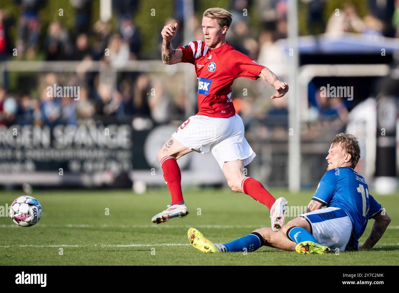 Kopenhagen, Dänemark. September 2024. Silkeborgs Tonni Adamsen im Duell mit Magnus Jensen, Lyngby, während des Super-League-Spiels zwischen Lyngby Boldklub und Silkeborg IF im Lyngby Stadium am Sonntag, den 29. September 2024. (Foto: Thomas Traasdahl/Ritzau Scanpix) Credit: Ritzau/Alamy Live News Stockfoto