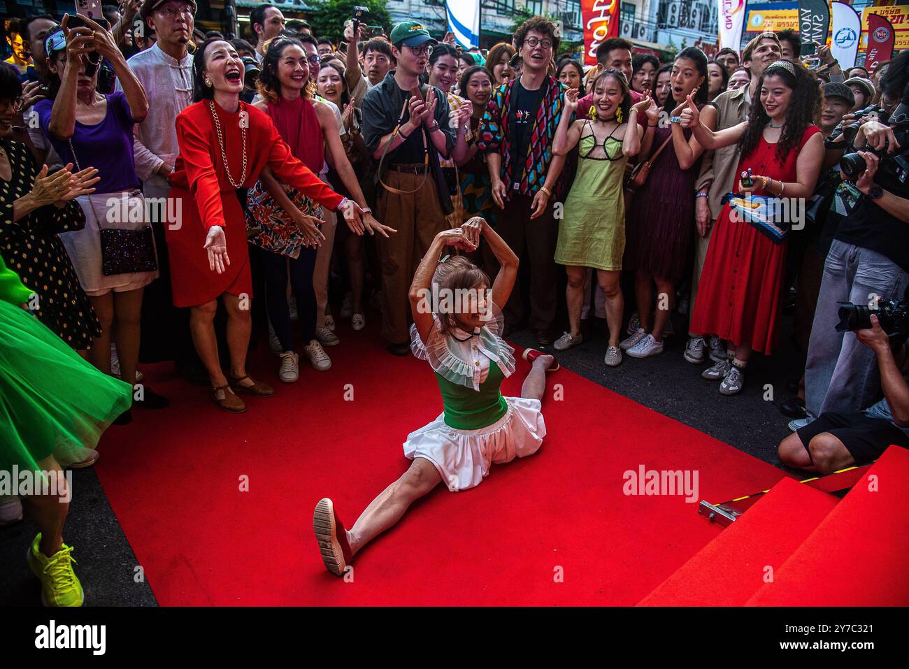 Bangkok, Thailand. September 2024. Ein Teilnehmer, der während der Veranstaltung „Yaowarat Swing Dance“ in Chinatown aufgetreten ist. Die Veranstaltung „Yaowarat Swing Dance“ des HOP Bangkok und der Tourismusbehörde Thailands zielte darauf ab, den Tourismus in Thailand zu fördern. (Foto: Peerapon Boonyakiat/SOPA Images/SIPA USA) Credit: SIPA USA/Alamy Live News Stockfoto