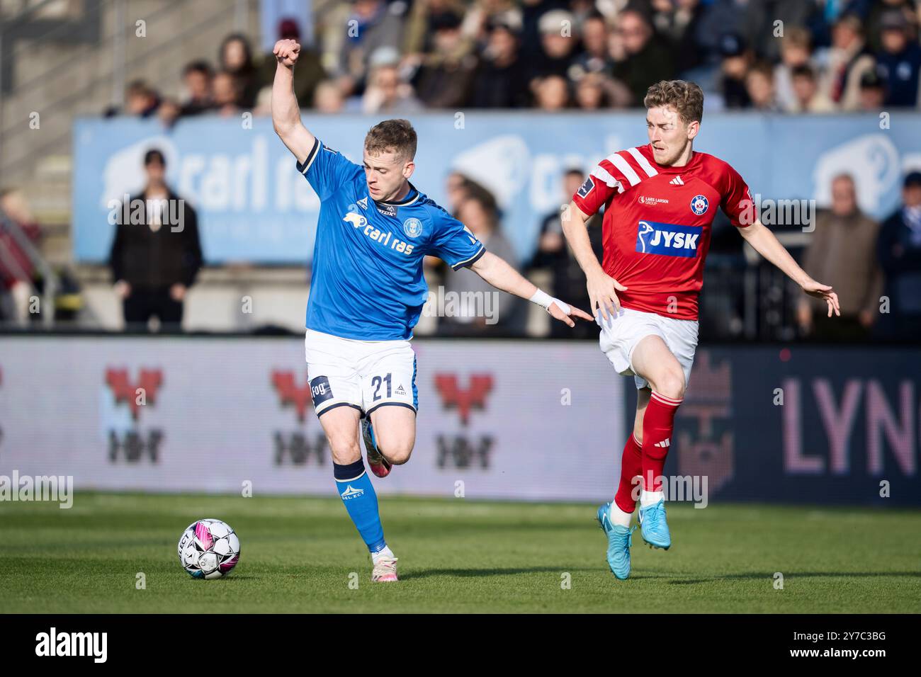 Kopenhagen, Dänemark. September 2024. Lyngby’s Saevar Atli Magnusson in einem Duell mit Silkeborg’s Andreas Poulsen während des Super-League-Spiels zwischen Lyngby Boldklub und Silkeborg IF im Lyngby Stadium am Sonntag, den 29. September 2024. (Foto: Thomas Traasdahl/Ritzau Scanpix) Credit: Ritzau/Alamy Live News Stockfoto