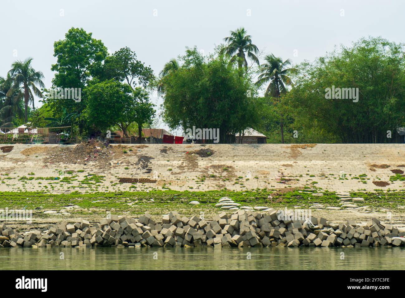 Betonwürfel, die als Küstenschutz vor Flusserosion dienen. Stockfoto