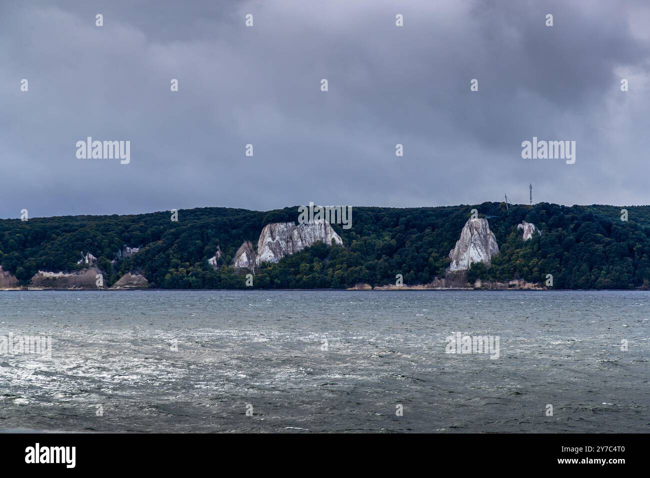Kreidefelsen auf der Insel Rügen. Blick auf Victoria auf der linken Seite, Königsstuhl auf der rechten Seite. Küstengewässer einschließlich Anteil am Festlandsockel, Mecklenburg-Vorpommern, Deutschland Stockfoto