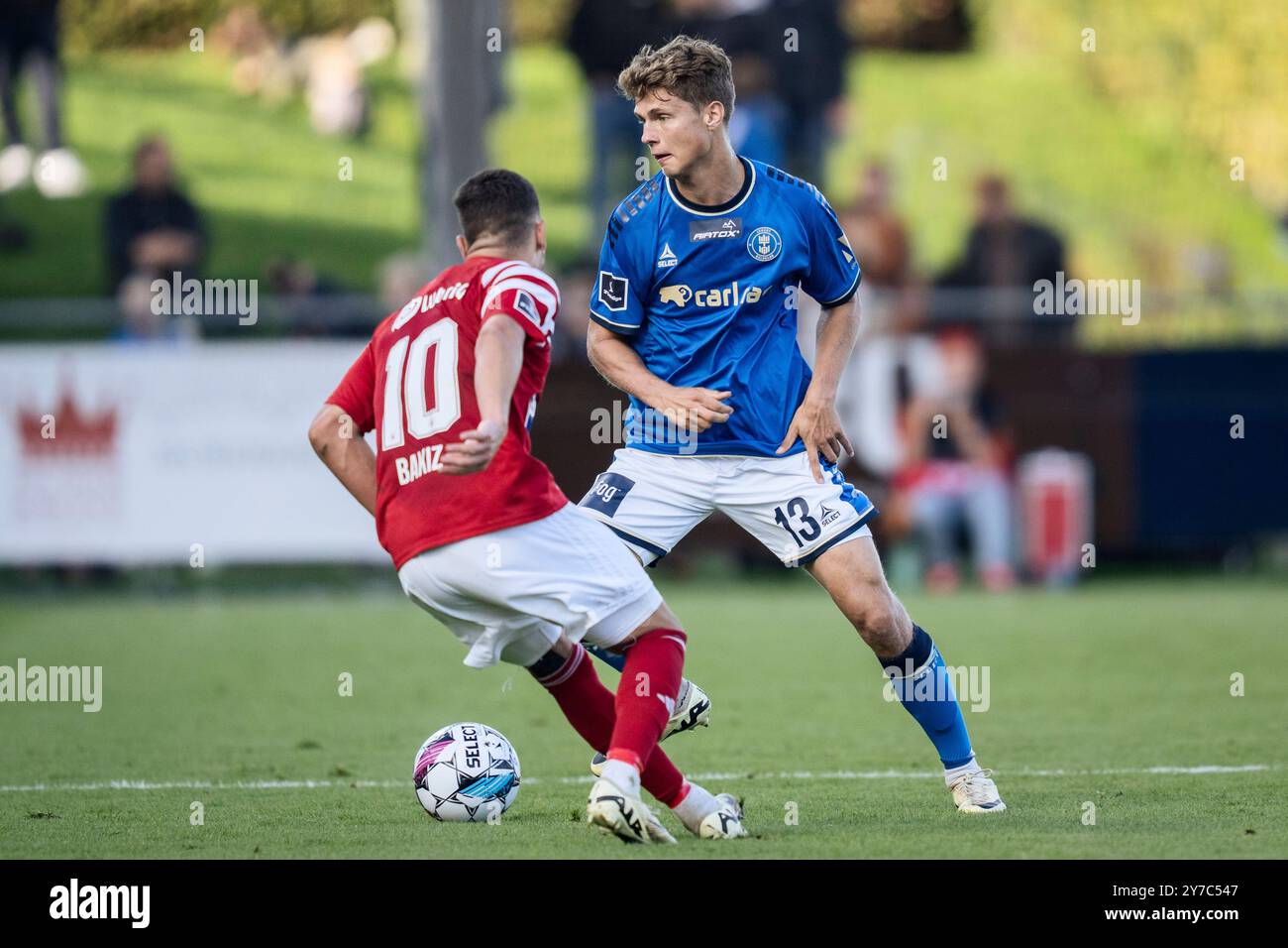 Kopenhagen, Dänemark. September 2024. Lyngby’s Casper Winther im Duell mit Silkeborgs Younes Bakiz während des Super-League-Spiels zwischen Lyngby Boldklub und Silkeborg IF am Sonntag, den 29. September 2024, im Lyngby Stadium. (Foto: Thomas Traasdahl/Ritzau Scanpix) Credit: Ritzau/Alamy Live News Stockfoto