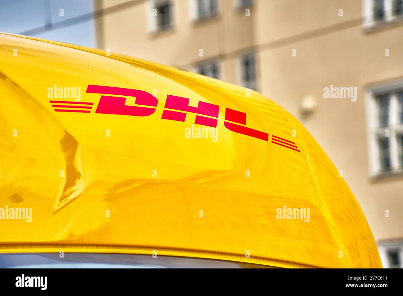 München, Bayern, Deutschland - 23. September 2024: DHL-Logo auf einem gelben Lieferwagen in München *** Logo von DHL auf einem gelben Lieferwagen in München Stockfoto