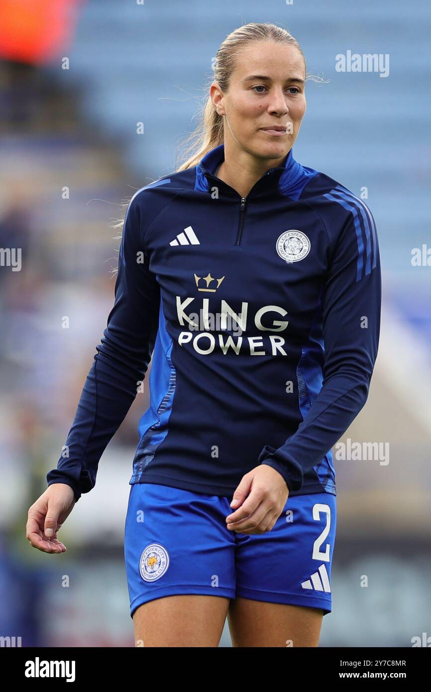 LEICESTER, GROSSBRITANNIEN, 29. SEPTEMBER 2024. Courtney Nevin aus Leicester City wärmt sich vor dem Barclays FA Womens Super League Fußballspiel zwischen Leicester City und Arsenal im King Power Stadium in Leicester, England auf. (Quelle: James Holyoak / Alamy Live News) Stockfoto