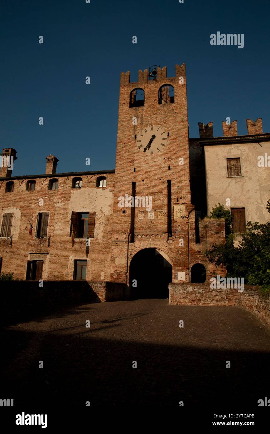 Die Burg von Sanguinetto ist ein massiver Festungskomplex in der Provinz Verona, Veneto, Italien Stockfoto