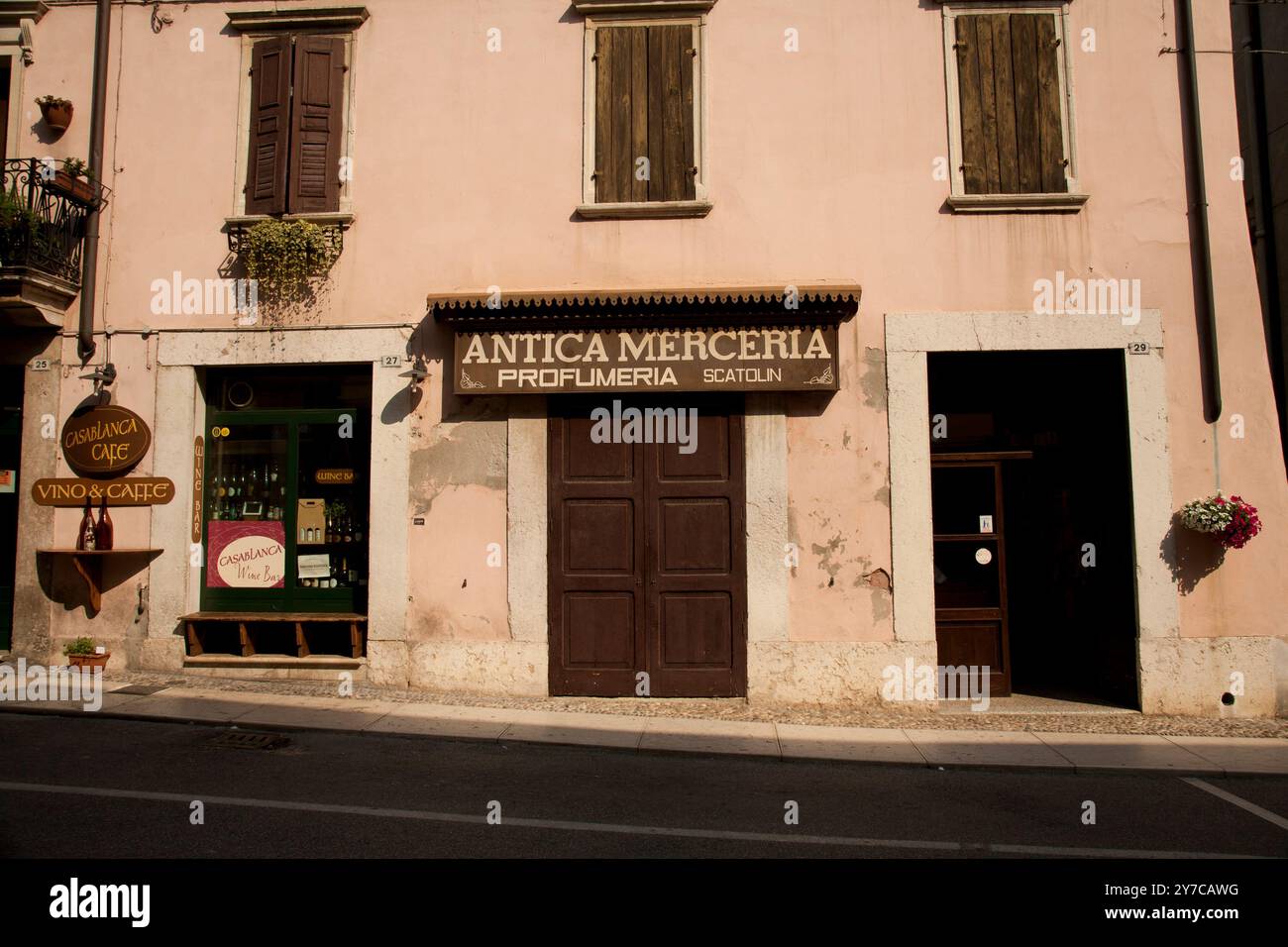 Soave ein römisches Zentrum an der Via Postumia im Mittelalter wurde es zu einem befestigten Dorf umgeben von mächtigen Mauern Provinz Verona, Veneto Italien Stockfoto