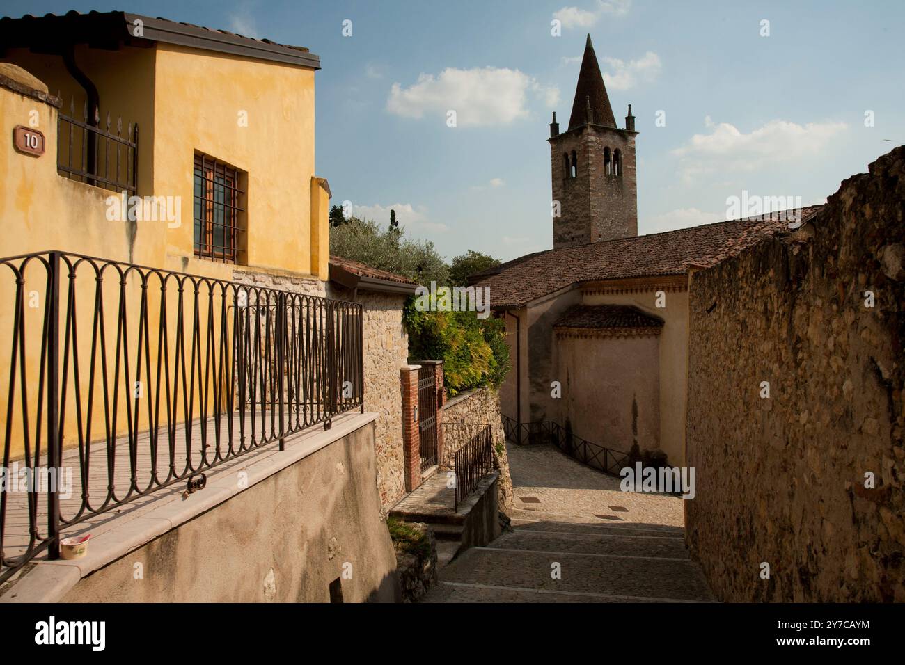 Soave ein römisches Zentrum an der Via Postumia im Mittelalter wurde es zu einem befestigten Dorf umgeben von mächtigen Mauern Provinz Verona, Veneto Italien Stockfoto