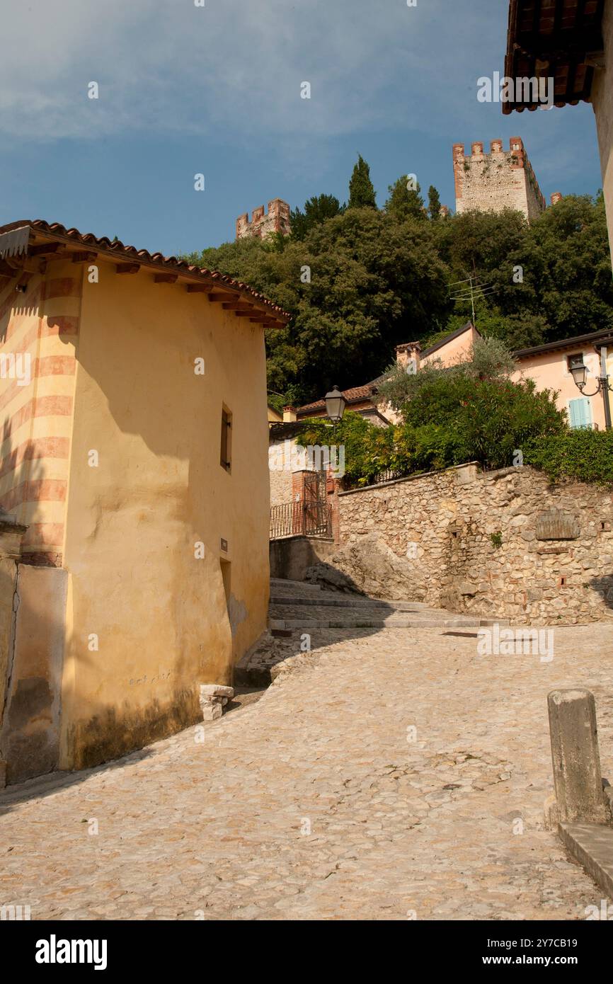 Soave ein römisches Zentrum an der Via Postumia im Mittelalter wurde es zu einem befestigten Dorf umgeben von mächtigen Mauern Provinz Verona, Veneto Italien Stockfoto