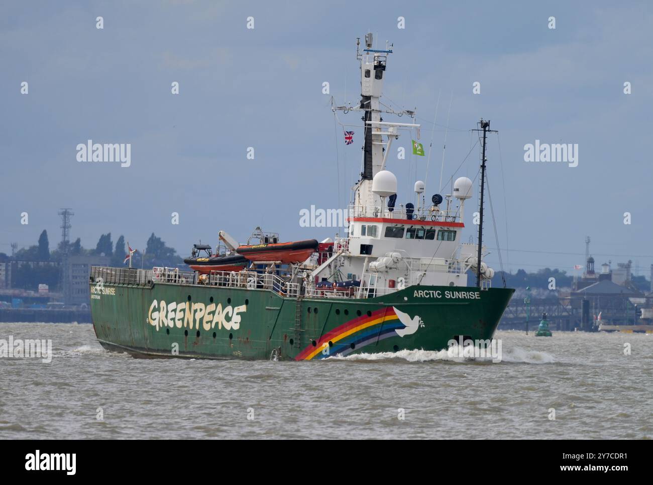 Greenpeace Arctic Sunrise ist nach einem Besuch in London auf der Themse zu sehen. Das Forschungs- und Vermessungsschiff 49,49 war an dem Versuch beteiligt Stockfoto