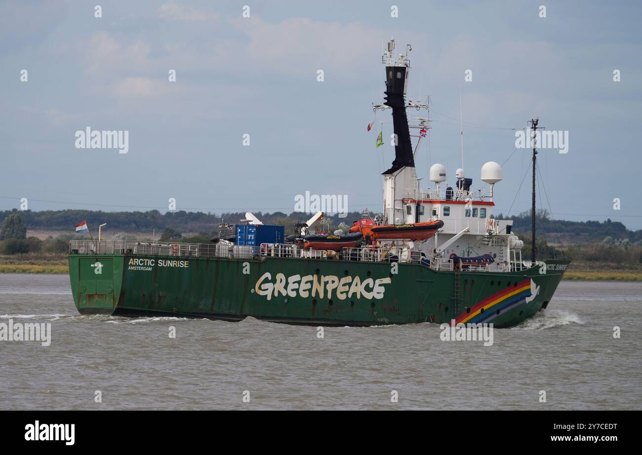 Greenpeace Arctic Sunrise ist nach einem Besuch in London auf der Themse zu sehen. Das Forschungs- und Vermessungsschiff 49,49 war an dem Versuch beteiligt Stockfoto