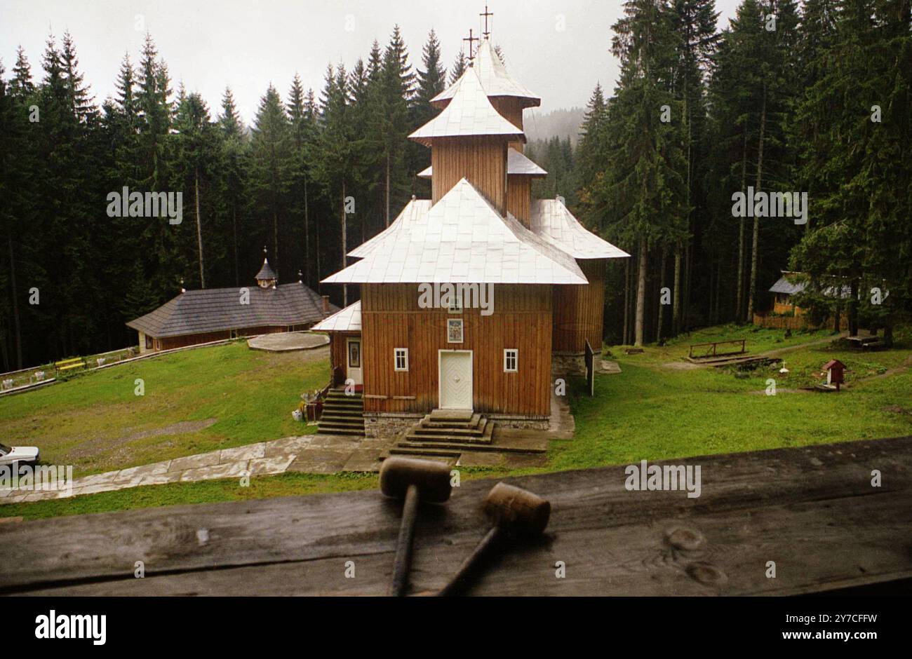 Kloster Sihastria Rarau, Campulung Moldovenesc, Rumänien, ca. 1999. Blick auf die christlich-orthodoxe Kirche und zwei hölzerne Schläger, die zum Spielen des Semantrons verwendet wurden. Stockfoto