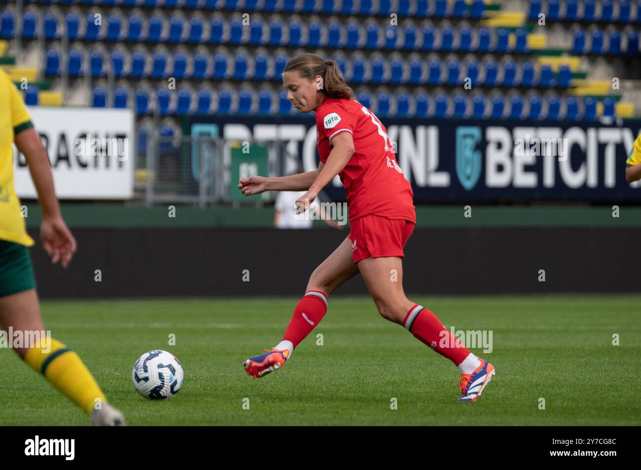 Sittard, Niederlande. September 2024. Sittard, Niederlande, 29. September 2024: Sophie Te Brake (18 FC Twente) gibt den Ball während des Azerion Vrouwen Eredivisie Spiels zwischen Fortuna Sittard und FC Twente im Fortuna Sittard Stadion in Sittard, Niederlande (Martin Pitsch/SPP). /Alamy Live News Stockfoto