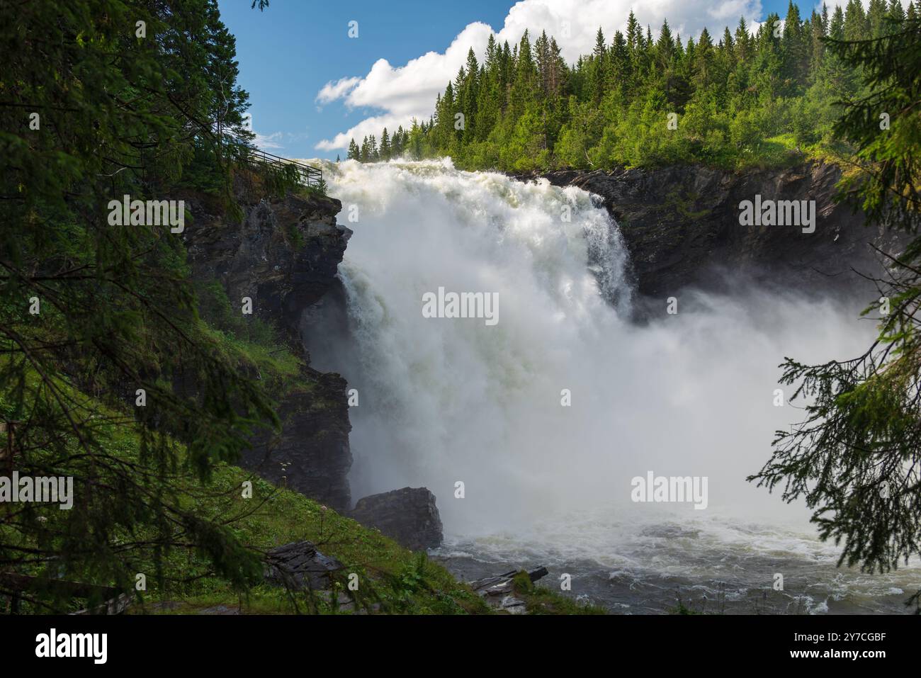 Teil des fre Fallwassers (26 Meter) des größten Wasserfalls Schwedens (Tannforssen) Jämtland County in Nordschweden. Stockfoto