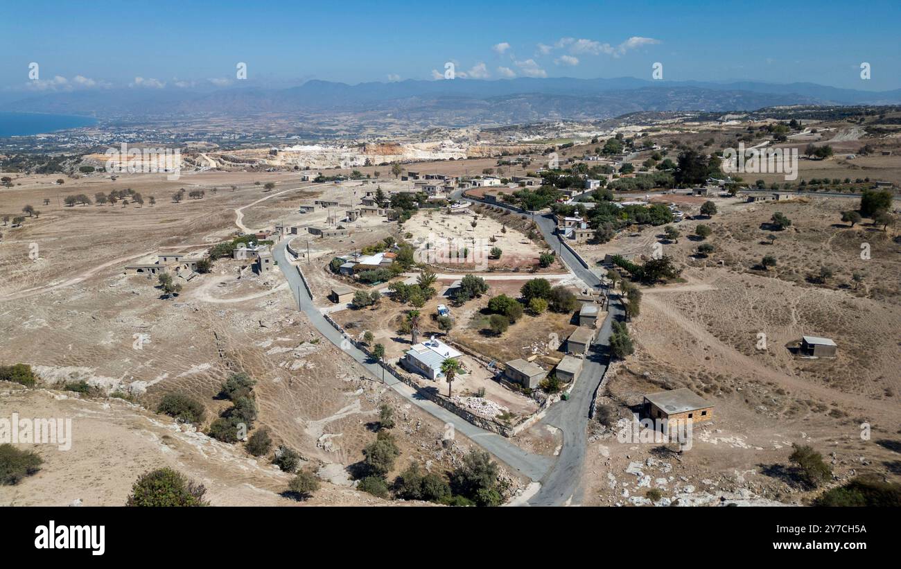 Drohnenansicht von Androlikou Dorf Paphos Bezirk, Republik Zypern Stockfoto